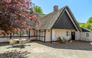 4 Bedroom Cozy Home In Samsø