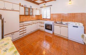 Nice Apartment In Kampor With Wifi 