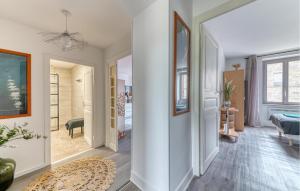 Maisons de vacances Beautiful Home In Pelussin With Kitchen : photos des chambres