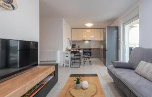 3 Bedroom Lovely Apartment In Mandre