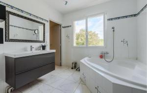Maisons de vacances 3 Bedroom Gorgeous Home In Garrigues : photos des chambres