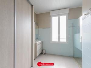 Maisons de vacances Maison Familiale a Chatelaillon-Plage, 800m de la plage, 3 chambres, Jardin cloture, Proche La Rochelle - FR-1-535-57 : photos des chambres