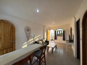 Căn Hộ Có Tầm Nhìn Và Ban Công (Apartment with View and Balcony)