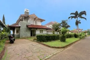 Villa ChavaMinerva Aries Ciater with Private Pool - Subang