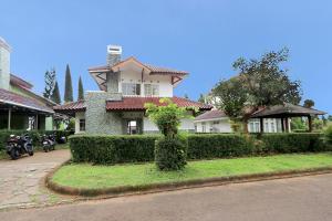 Villa ChavaMinerva Aries Ciater with Private Pool