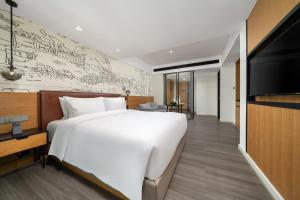 UrCove by HYATT Guangzhou Canton Tower Exhibition CenterFree shuttle buses for the Canton Fair and the certificate - handling points for Phase 1