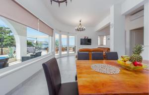 6 Bedroom Gorgeous Home In Pag 