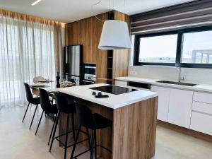 Skyline Serenity Villa 10 people 4bedroom 3ba, 3min To Beach