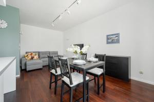 Przytulny Apartament z Parkingiem Partynice we Wrocławiu by Noclegi Renters