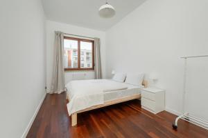 Przytulny Apartament z Parkingiem Partynice we Wrocławiu by Noclegi Renters