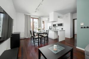 Przytulny Apartament z Parkingiem Partynice we Wrocławiu by Noclegi Renters