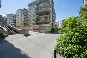 Przytulny Apartament z Parkingiem Partynice we Wrocławiu by Noclegi Renters