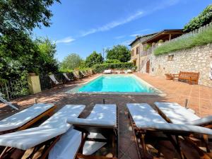 Luxurious Umbrian Retreat for 10 with Private Terrace and Pool