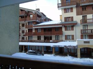 Appartement rénové 2 pièces pour 4 pers, balcon, proche télécabine, commerces, et écoles de ski - FR-1-561-33