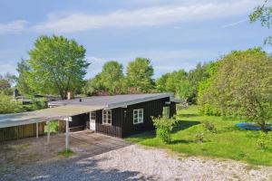 Spacious Summer House With Pool