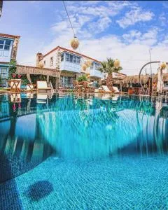 Dort Mevsim Alacati - Yumru