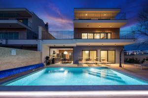 Villa Bay I near Medulin for 9 people with heated pool - playground & whirpool only 100 meters from the beach - pet friendly