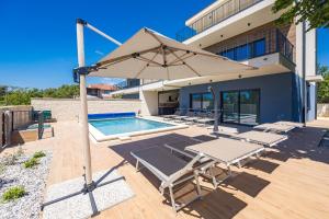 Villa Bay I near Medulin for 9 people with heated pool - playground & whirpool only 100 meters from the beach - pet friendly