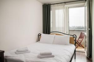 Solec Powiśle Apartment with the View by BookingHost