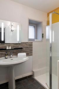 Hotels Logis Hotel-Restaurant Saint Romain : photos des chambres