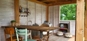 Campings Petit a Petit - gypsy wagons and Bell tents in the Bourgogne : photos des chambres