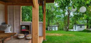 Campings Petit a Petit - gypsy wagons and Bell tents in the Bourgogne : photos des chambres
