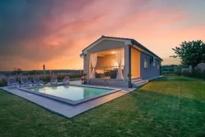 Family holiday house with private pool and playground - Orihi