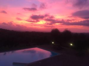 Rododendro casa sulle colline Toscane vicino San Giminiano