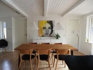 Bolig med sommerhusvibes, 80 meter fra badesø - Them