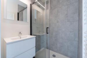 Petite Dinant - Feet in water hands on the rock