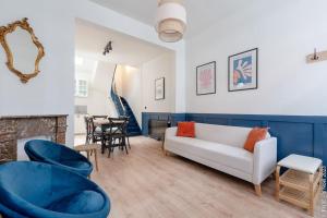 Petite Dinant - Feet in water hands on the rock