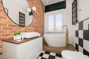 Heart of the Old Town Royal Apartments by Noclegi Renters