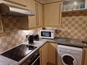 2 Bed Flat - Sleeps 4 - Parking - Wifi