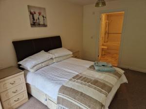 2 Bed Flat - Sleeps 4 - Parking - Wifi