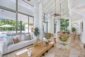 Private Two-Storey Casa de Campo villa with pool, jacuzzi and golf cart