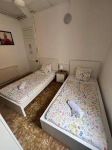 Twin Room with Shared Bathroom room in Central and Basic Solarium