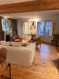 Habitación luminosa con baño compartido mercaderes vistas encierro centro Pamplona