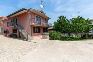 Beautiful Apartment Fratta with garden in Tar 
