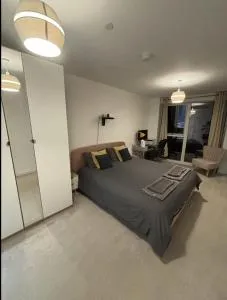 Wonderful en-suite bedroom - Stay with Bruno - 豪士罗