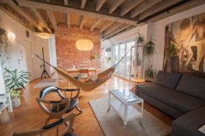 URBAN GREEN Corner with a Story