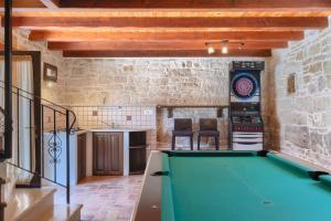 Beautiful Villa Gospodi with pool in Tinjan 