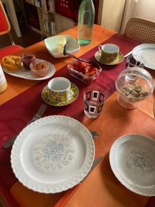 Sejours chez l'habitant Maison des roses : Chambre Double Standard avec Salle de Bains Commune