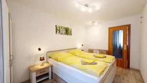 Ferienwohnung 1 Grüner Fürst mit Sitzecke im Innenhof & Erdgeschoss & Nähe Park & ruhige Lage - Krauschwitz