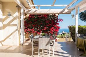 Luxury villa with sea views & terrace by REMS