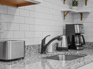 Shadyside, Central !4 Stylish and Central Studio With Free Parking