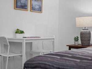 Shadyside, Central !4 Stylish and Central Studio With Free Parking