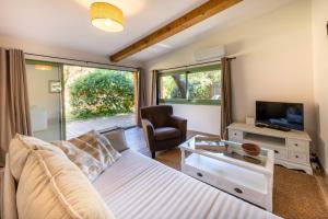 06BV2 Nice cottage with pool