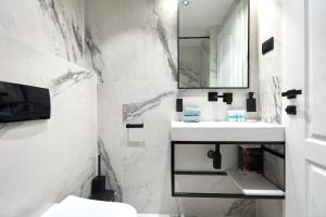 BLACK WATER BAY HOUSE