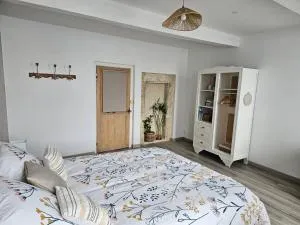 grande chambre confort les arcades - Castéron