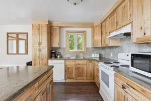 10 Bedroom Executive Chalet w Hot Tub